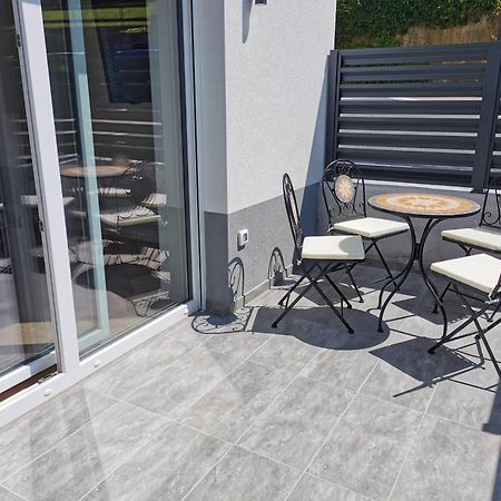 Naia Apartments Ново Место Екстериор снимка